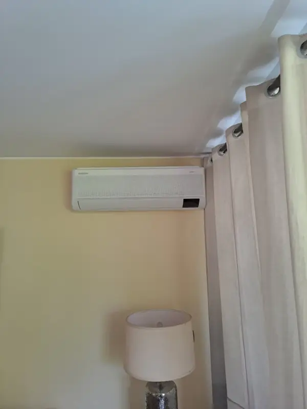 Unidad interior Samsung WindFree de un multisplit instalada en un dormitorio