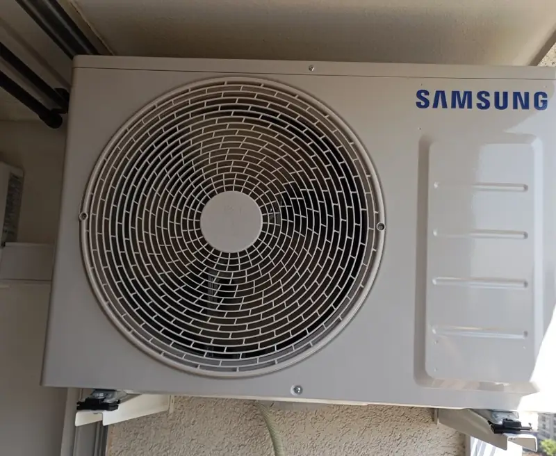 Unidad exterior Samsung de un multisplit instalada en un balcón